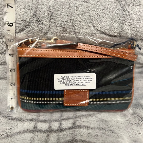 Dooney and Bourke wristlet - black - Picture 5 of 6